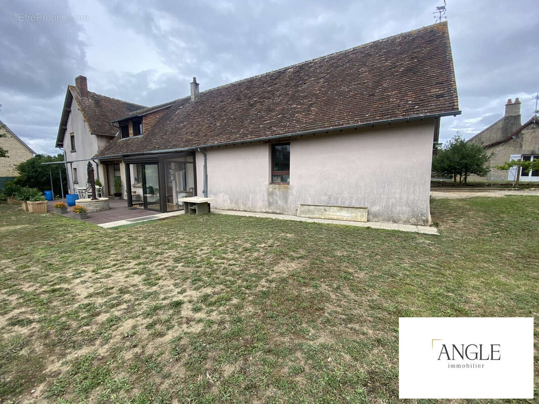 Maison à VILLAINES-LA-CARELLE