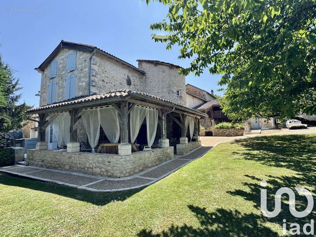 Maison 360 m² à Charras  - photo 9