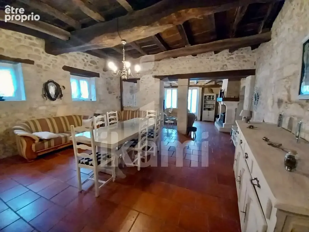 Au cœur d'un village typique, demeure de charme, avec dépendances - photo 7