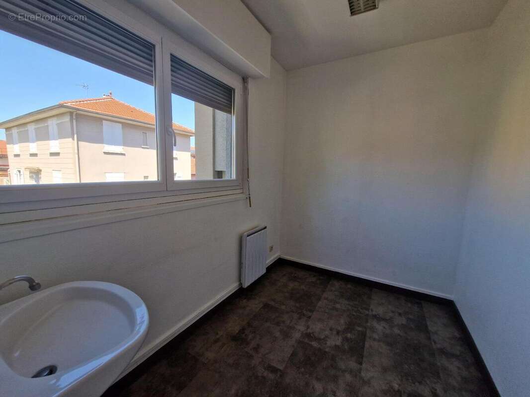  - Commerce à GIVORS