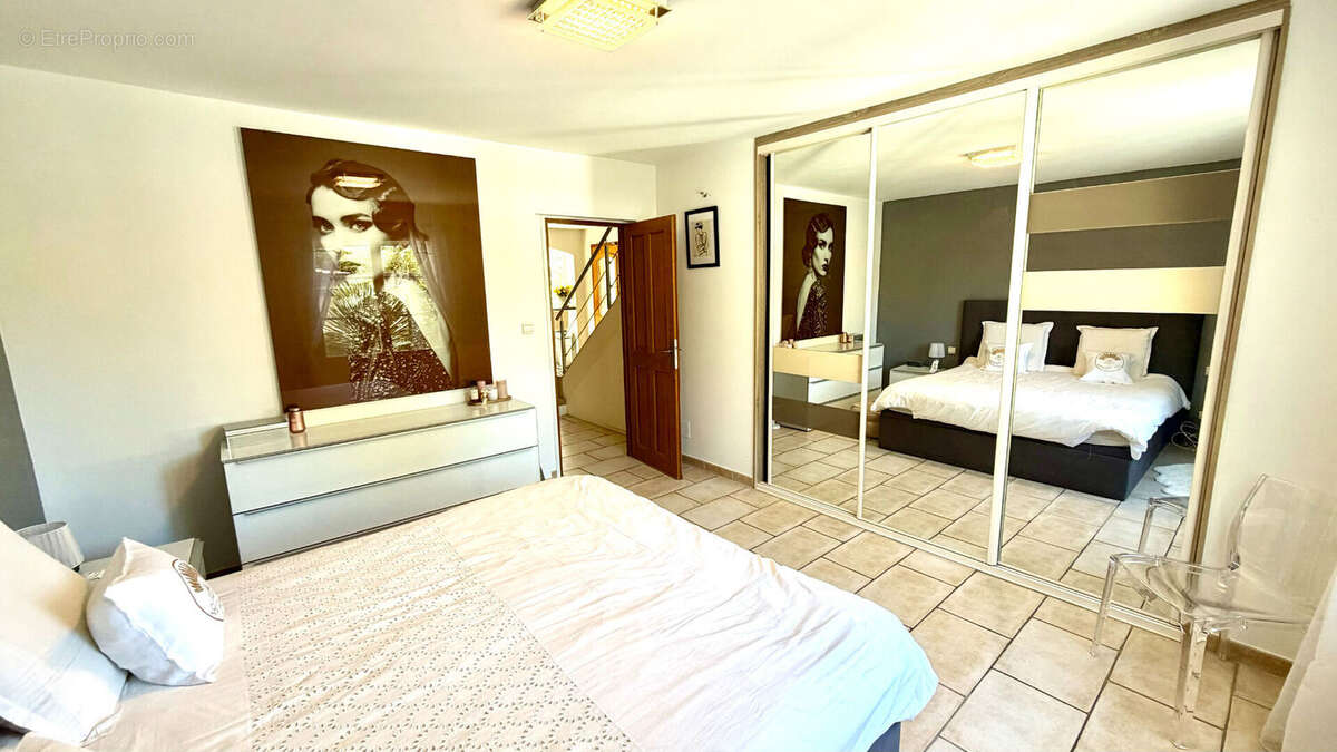 Maison à ENTRAIGUES-SUR-LA-SORGUE