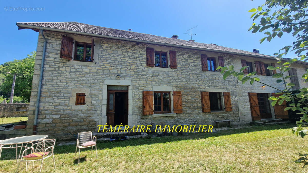 Proche Doucier- Ancienne ferme mitoyenne de 464m2 hab - photo 2