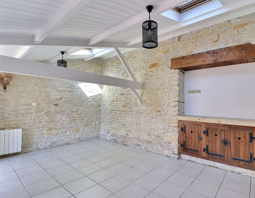 Propriété de caractère   260 m2 - Charme et élégance à Vouhé - photo 4