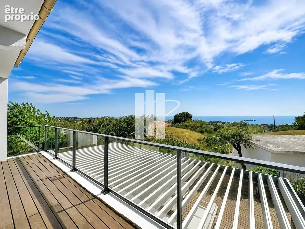 Superbe villa rénovée à Saint-Raphaël   208 m2, vue mer, suites, piscine et prestations d’exception - photo 13