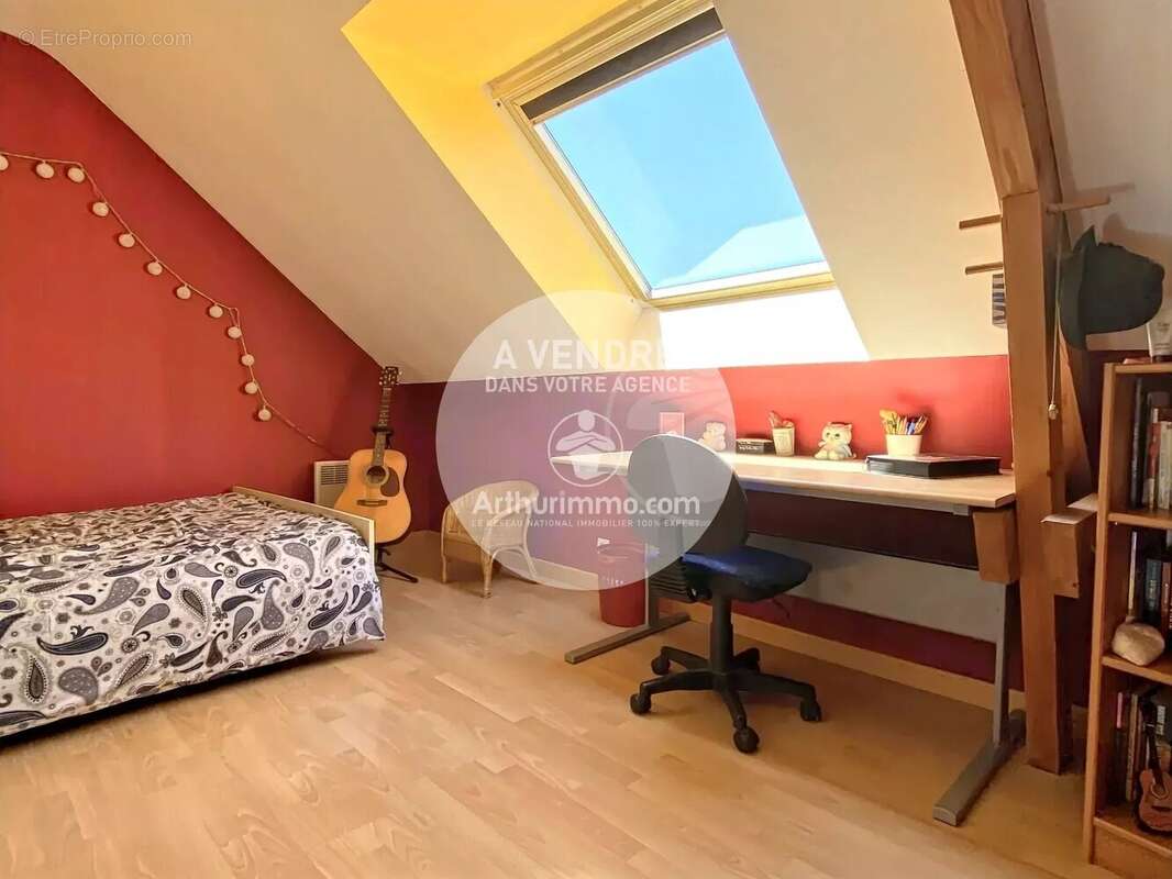 Proche centre bourg, très beaux volumes et suite parentale en RDC ! - photo 7