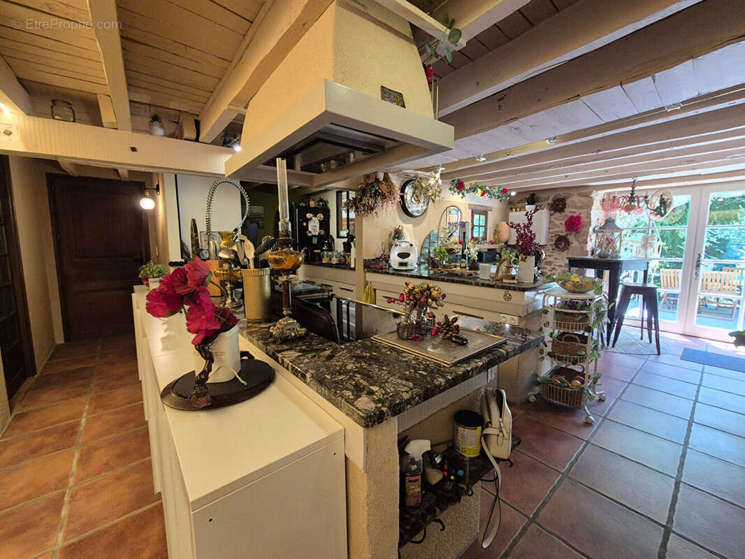 CORRÈZE. CHAMBOULIVE. Maison en pierre avec 6 chambres, piscine, 2 garages, abri voiture, entourée de jardins de 5 498 m² - photo 6
