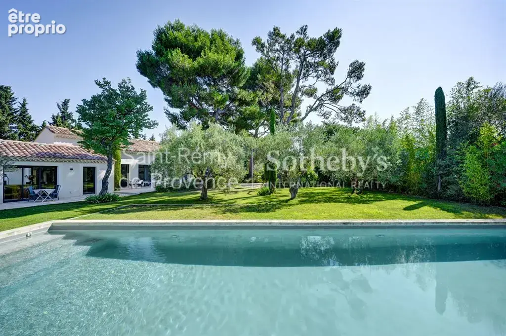 Exclusivité. Rare, Eygalières, belle maison rénovée en centre village avec jardin et piscine - photo 8