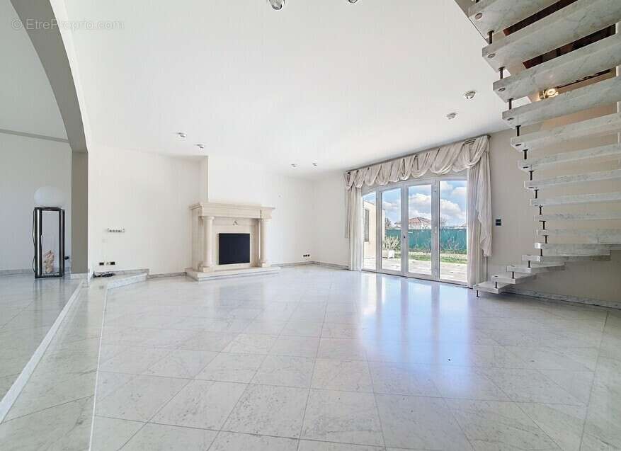Maison - 4 Chambres - Bureau - Buanderie - Cave à vins - Garage - Piscine - Grande Cour - - photo 21