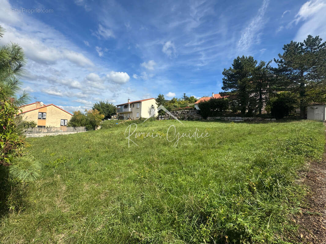 Terrain à SAINT-GEORGES-DE-LUZENCON