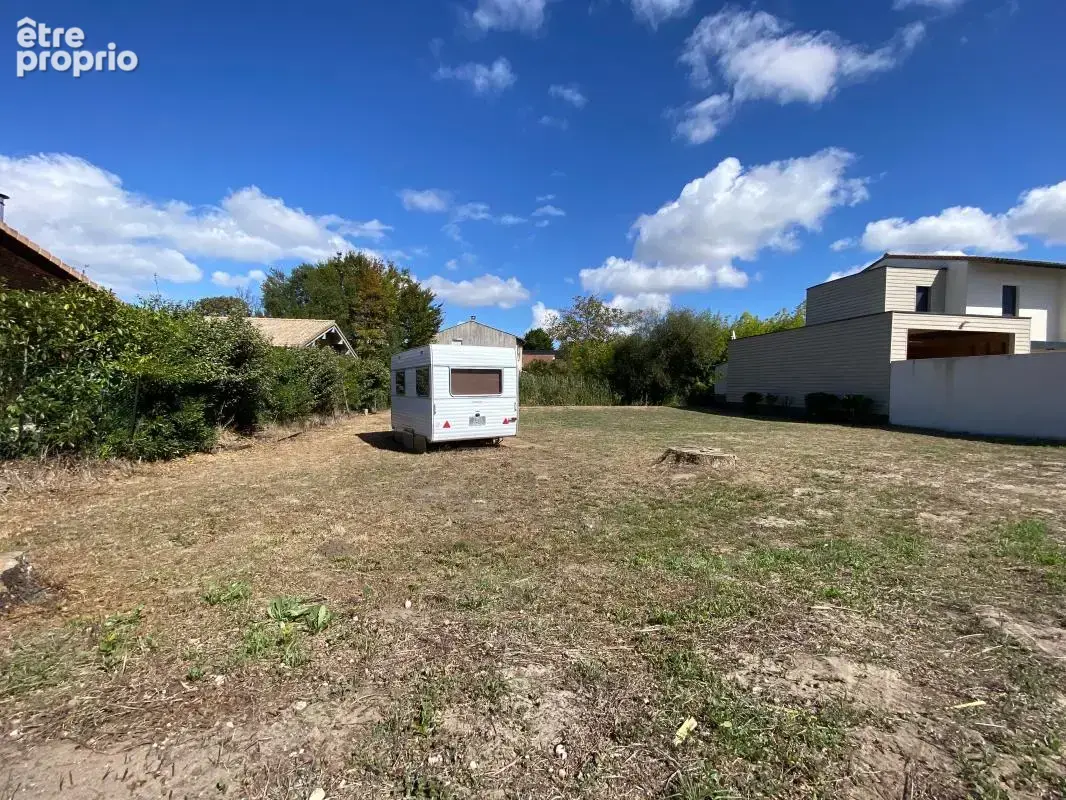 Terrain constructible viabilise de 690 m² au centre des mathes - photo 2