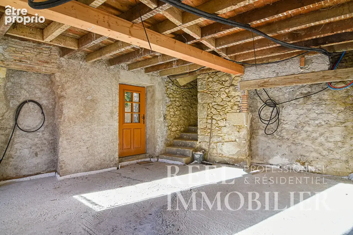 Maison de village en pierre à rénover avec cour et jardin - photo 8