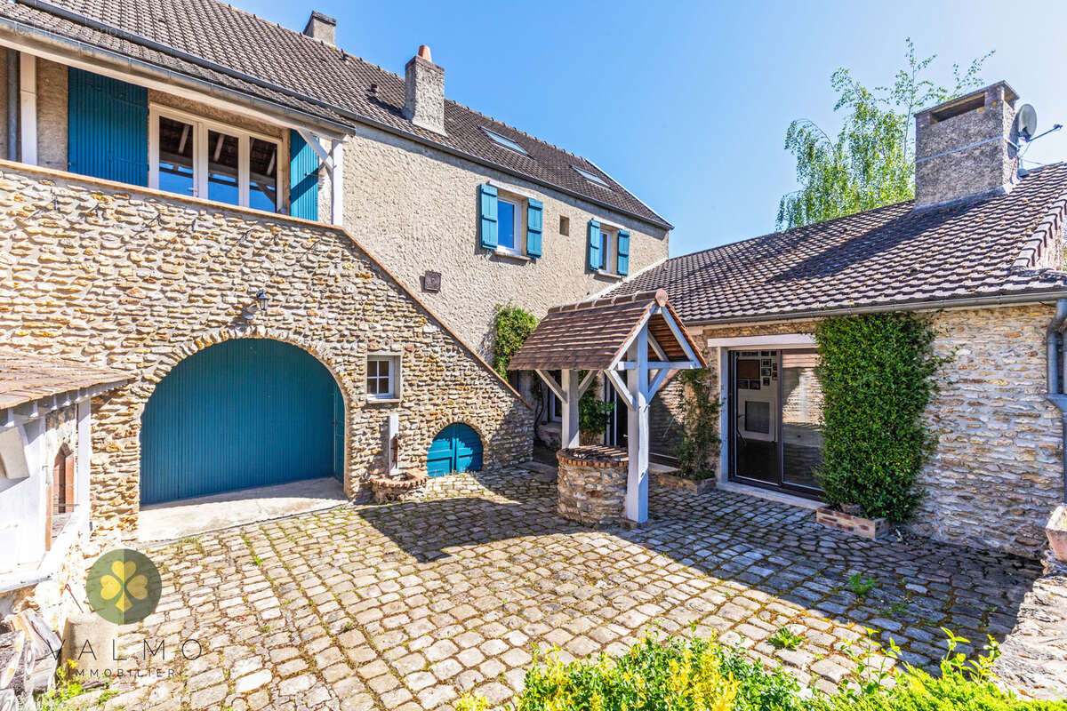 Maison à LA QUEUE-LES-YVELINES
