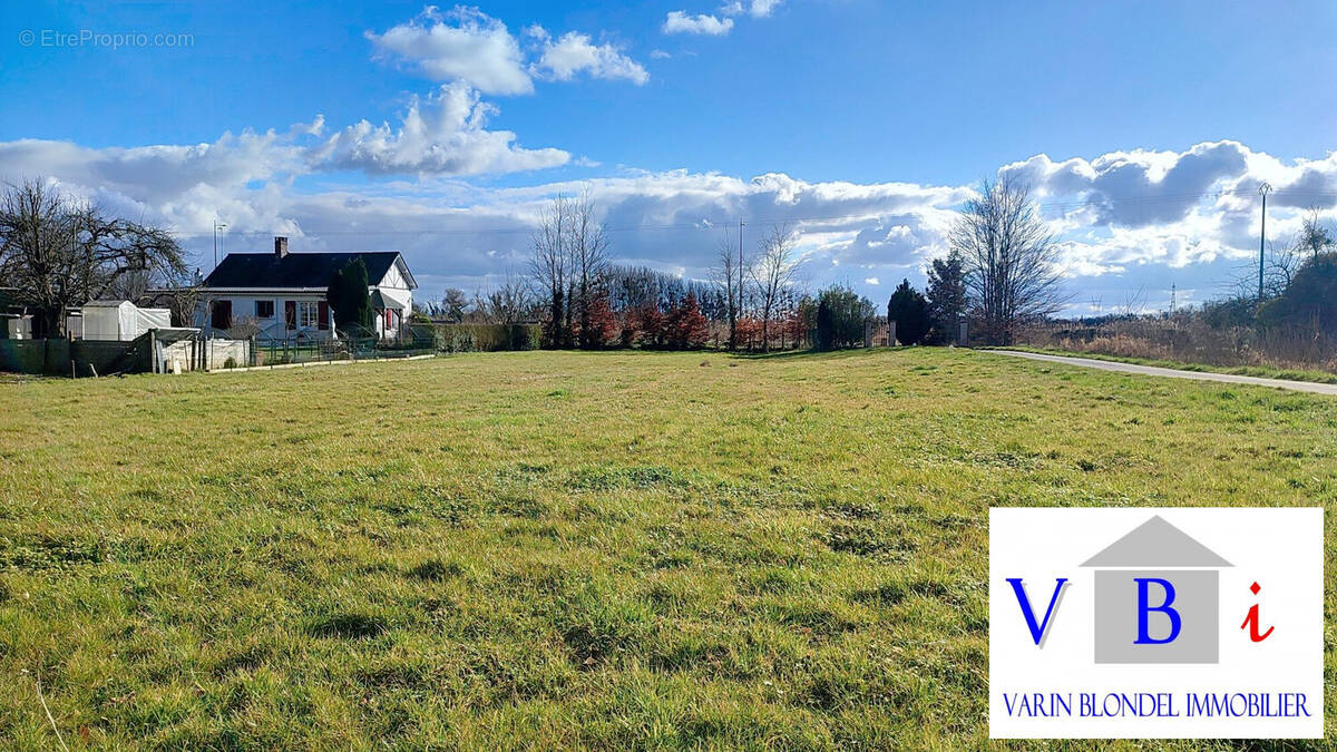 Terrain à SAINT-JEAN-DE-FOLLEVILLE