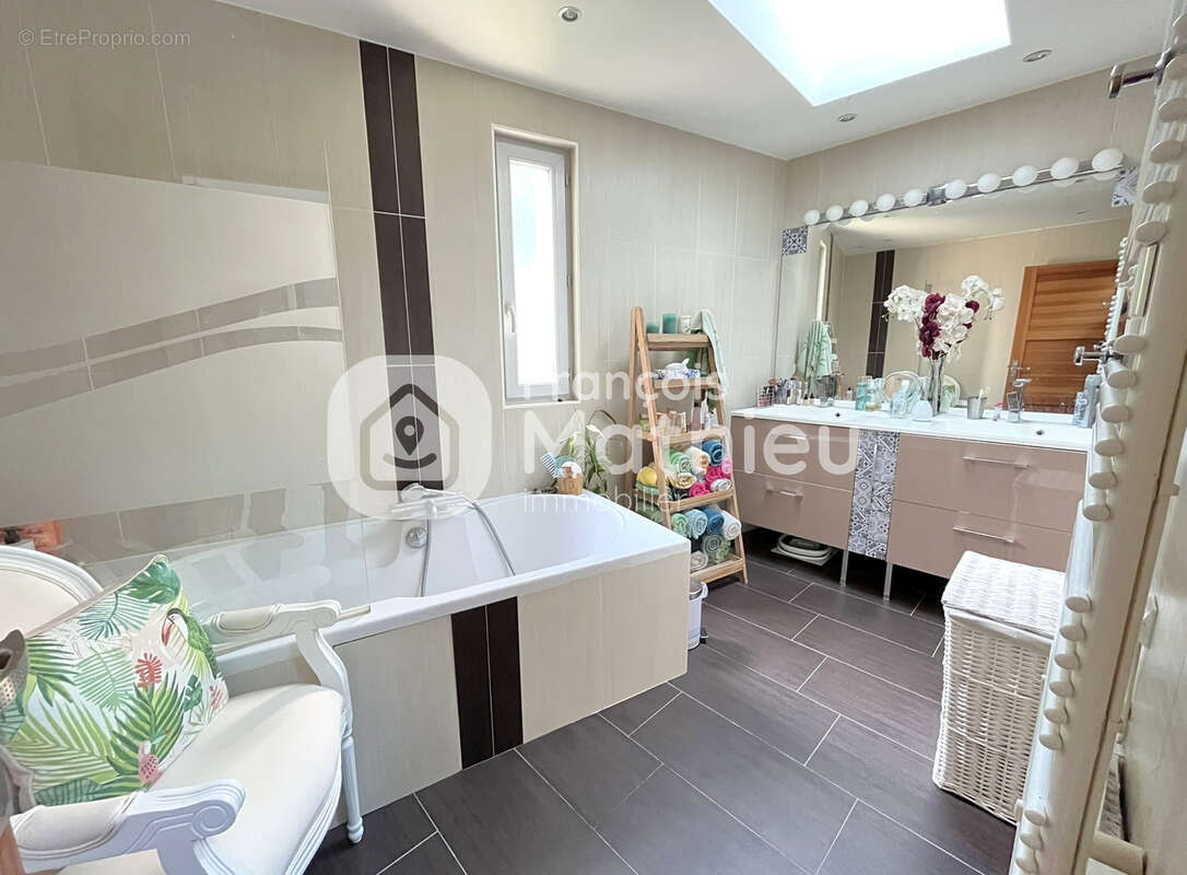 Châtillon-sur-Chalaronne - Maison dans le centre de 146 m2 avec piscine - photo 13