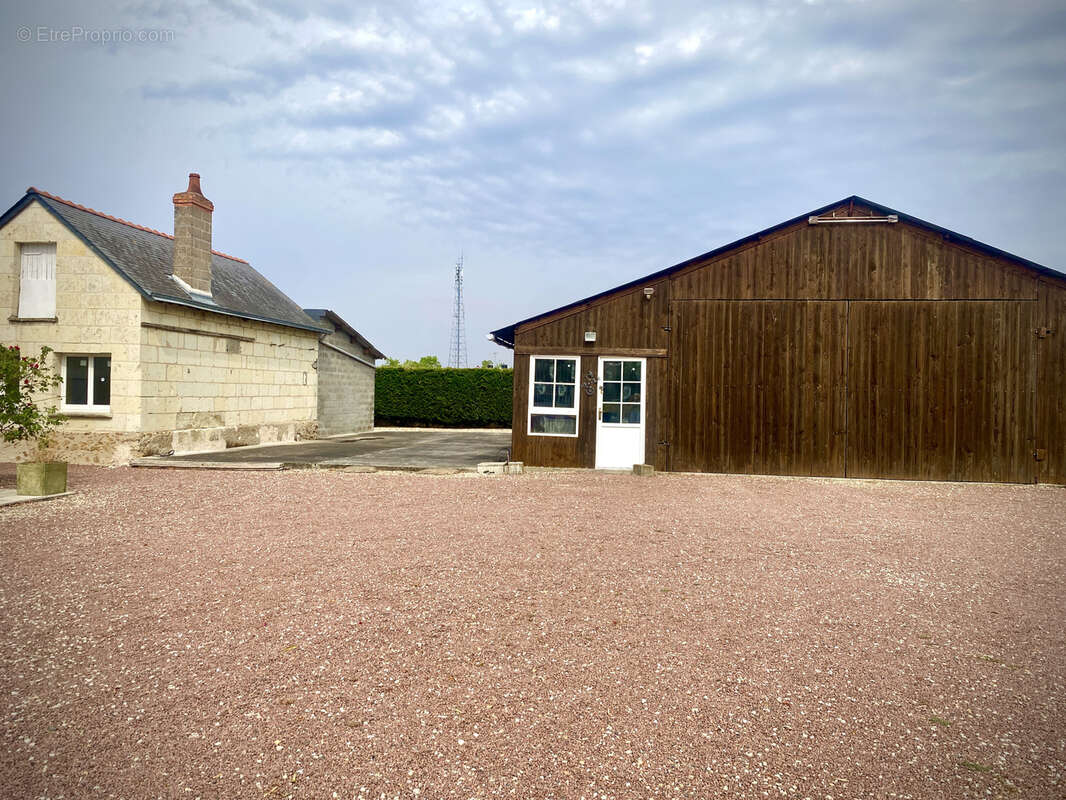 Ensemble immobilier en tuffeau avec dépendances sur un terrain de 3401m2. Idéale projet familiale, gîtes, acti - photo 5