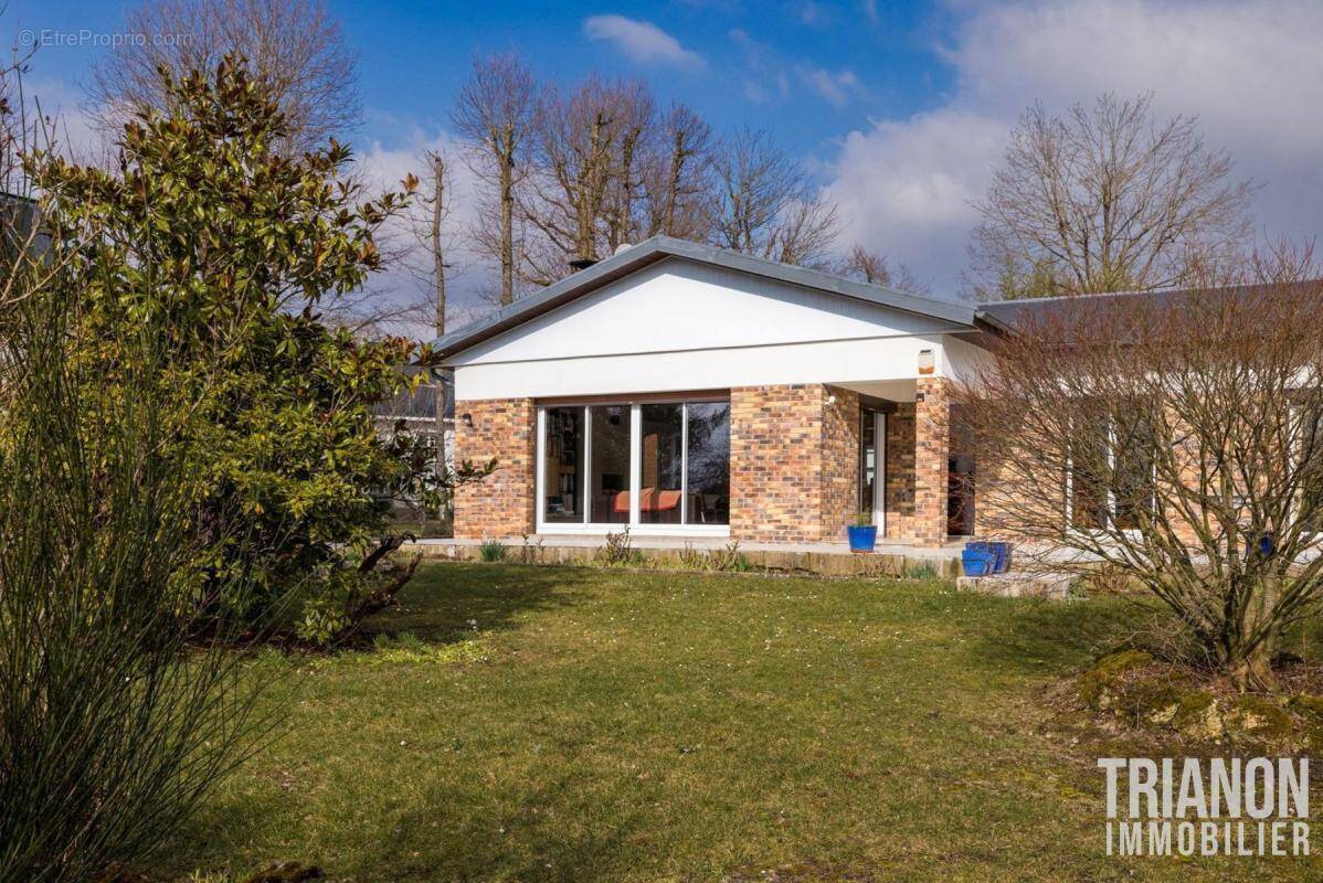 Maison à LE MESNIL-SAINT-DENIS