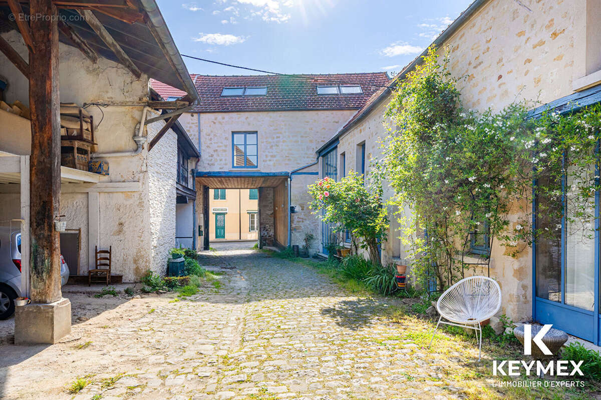 Appartement de caractère de 263 m² - Esprit loft -Sans copropriété - Cergy Village - photo 9