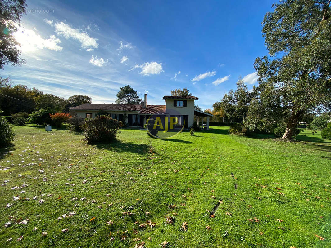 Maison à VENDAYS-MONTALIVET