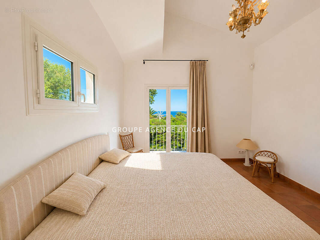 Villa à vendre avec 4 chambres et piscine à 100m des criques de saint-aygulf - photo 18