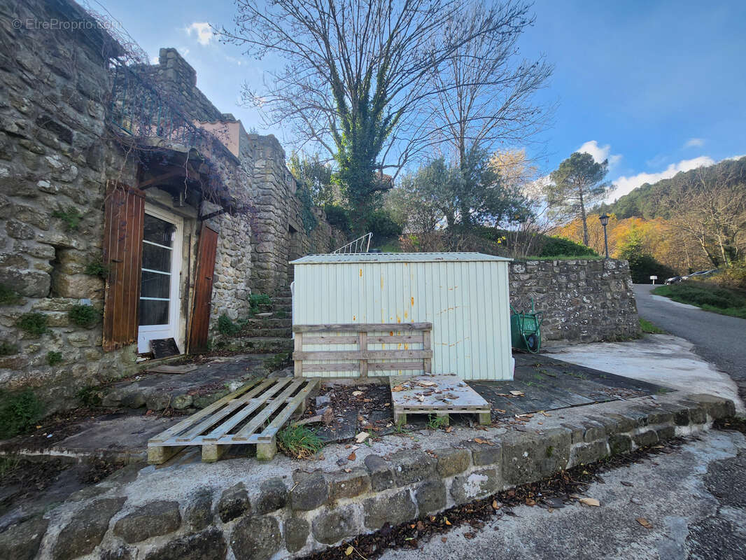 Maison de hameau en pierre sur un terrain attenant de 200 m2 avec stationnement et garage - photo 3