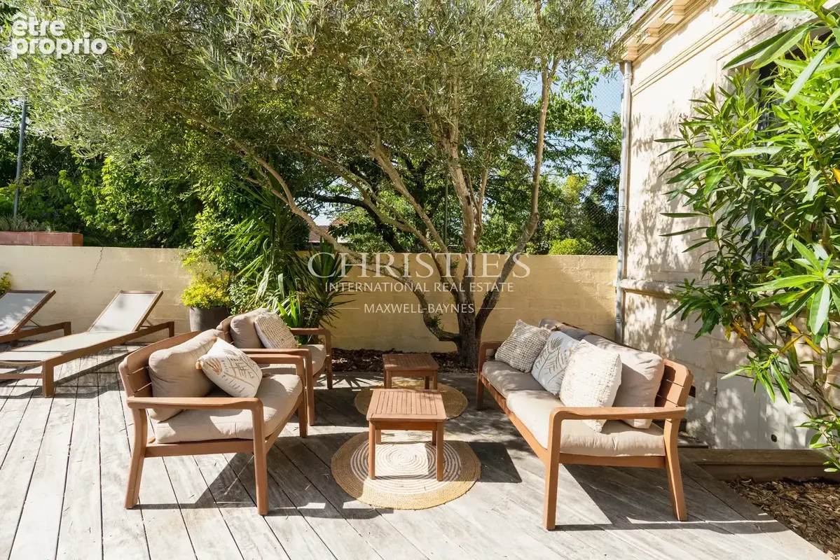 Maison de maître rénovée avec maison d'invités, piscine et garages - photo 4