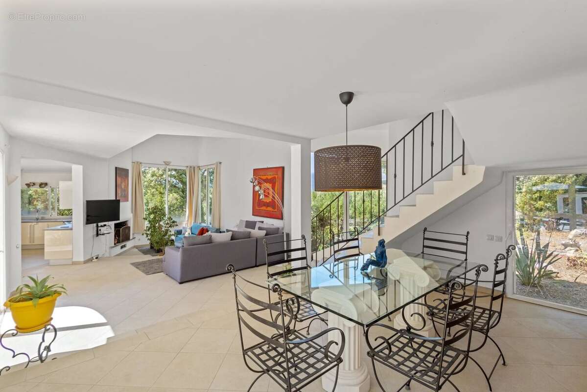 Propriété unique à Mougins — un havre de paix familial avec forêt, pool house et vie de village. - photo 5