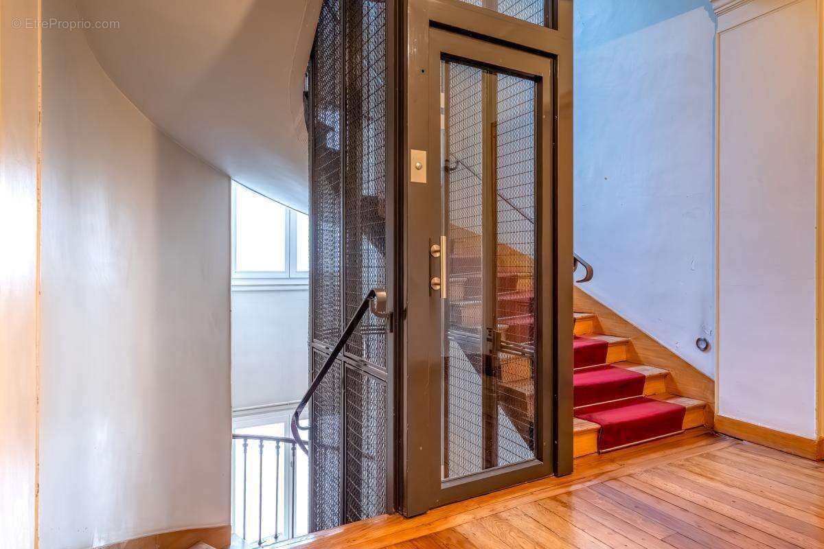 Appartement à PARIS-1E