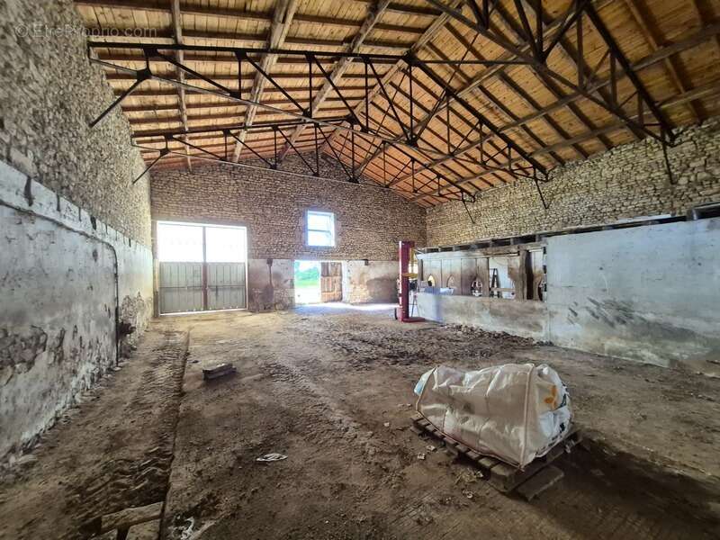 Grange agricole 170 m² avec terrain – Saint-Coutant-le-Grand 17430 - photo 2