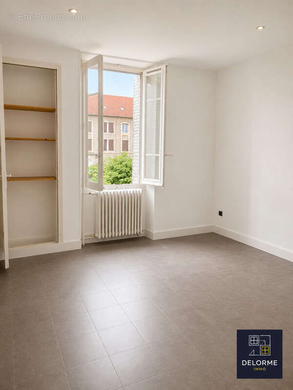 T3 de 75 m2 à rénover avec garage et dépendances - photo 6
