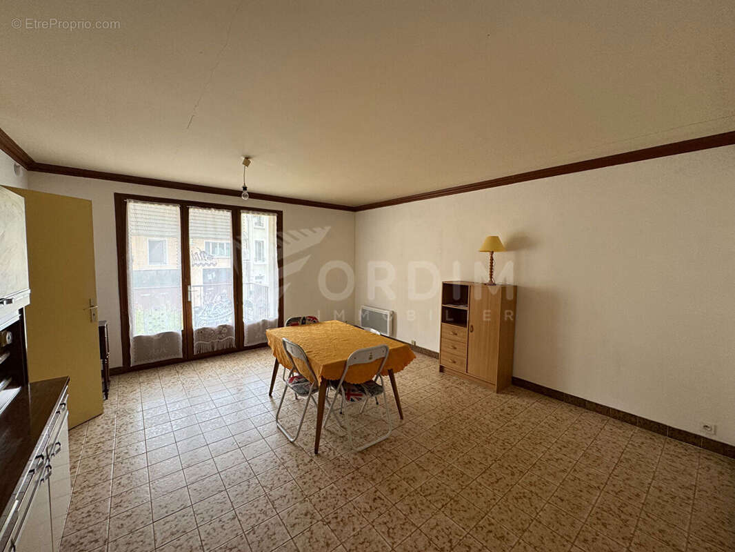 COSNE CENTRE APPARTEMENT T1 avec balcon, garage et cave. - photo 3
