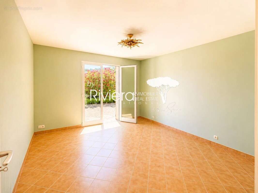 CAVALAIRE - Villa Vue Mer - 6 chambres - Double Garage. - photo 13