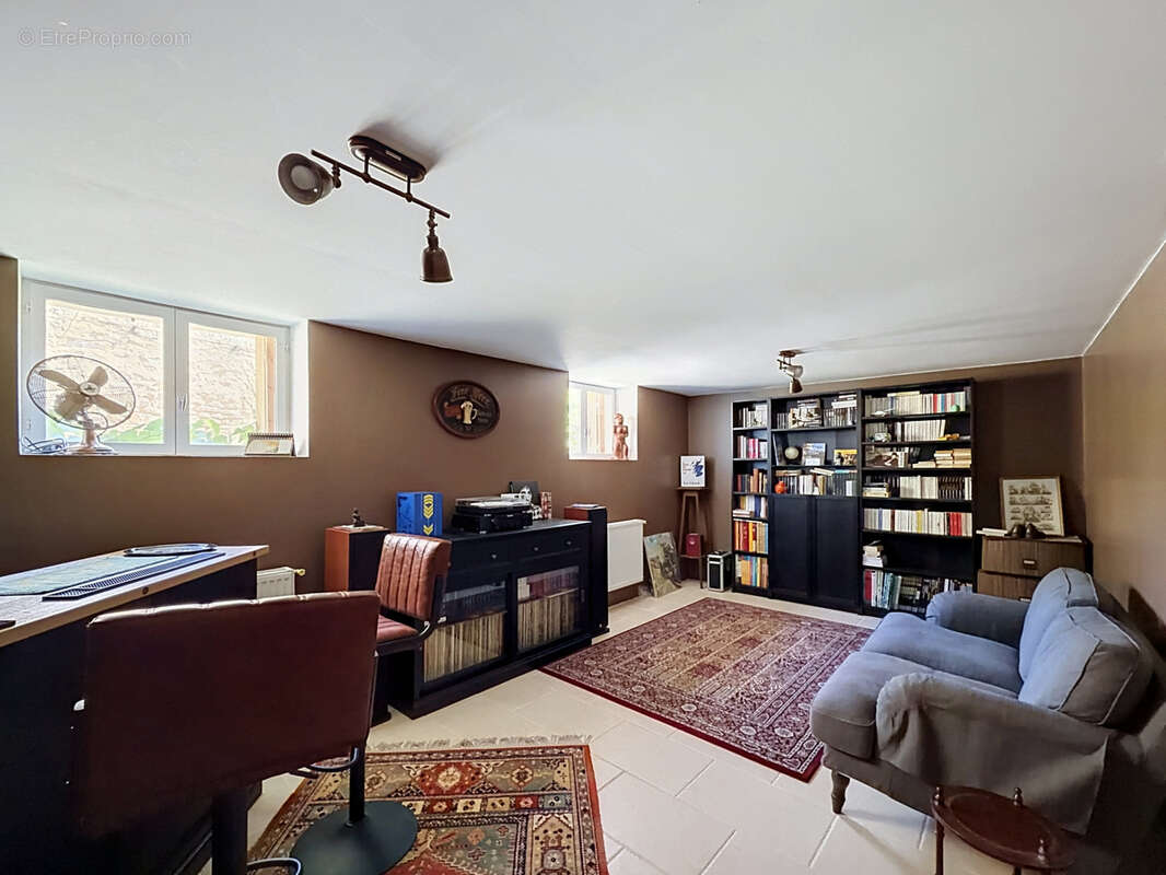 AUX PORTES D'ANGOULEME, à proximité immédiate de toutes commodités, adorable maison des années 20 entièrement - photo 11