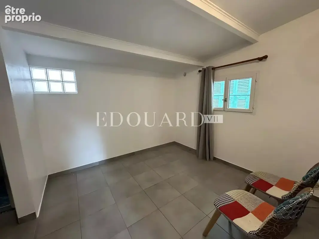 Sur la commune de Castellar, charmante maisonnette avec 6 parkings, exclusivité - photo 3