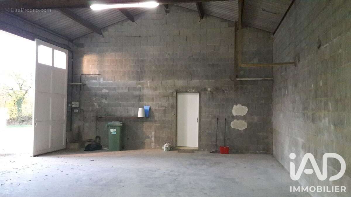 Commerce 320 m² à Saint-Pardoux  - photo 3