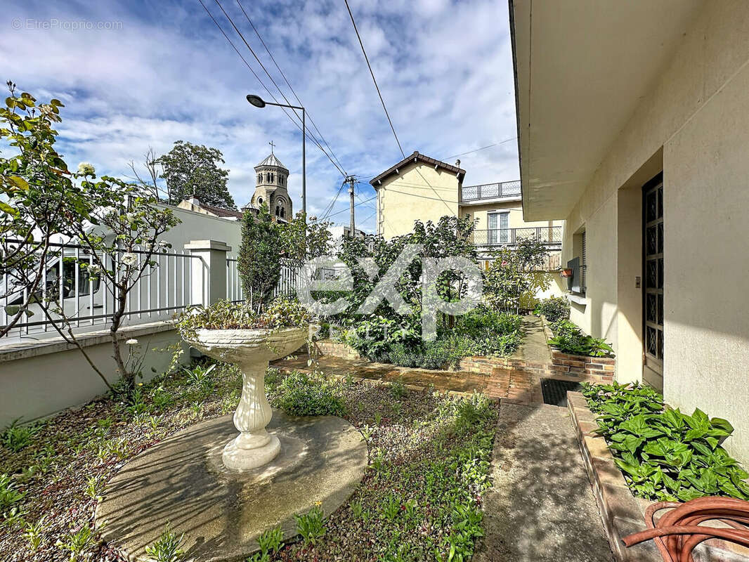 Maison 178 m² à Saint-Denis  - photo 2