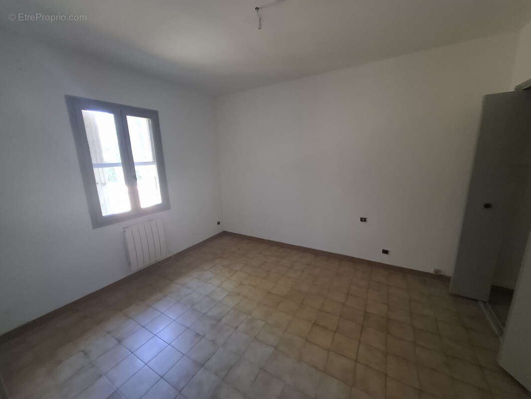 Maison de plain-pied avec cour et parking - photo 10