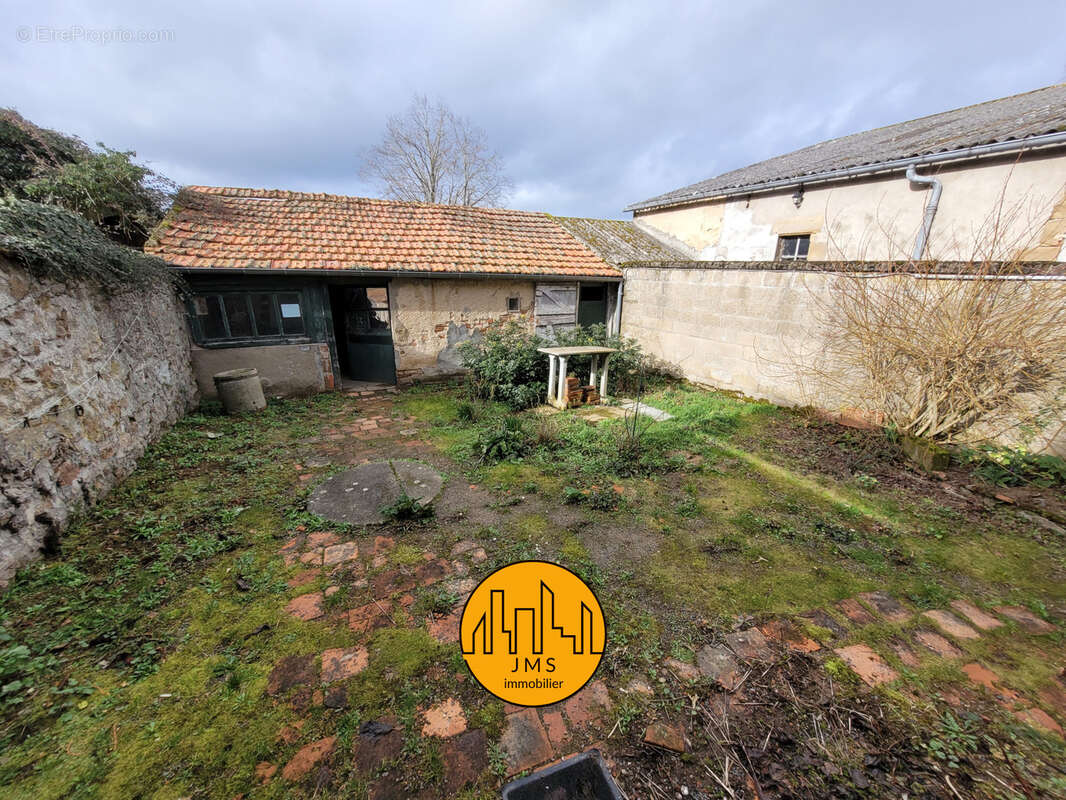 Maison à LE MONTET
