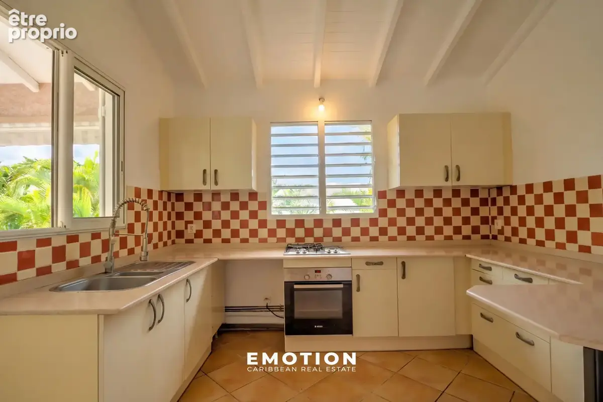Villa T7 avec piscine et vue sur la végétation   Baie-Mahault   Terrain 841 m2 - photo 7