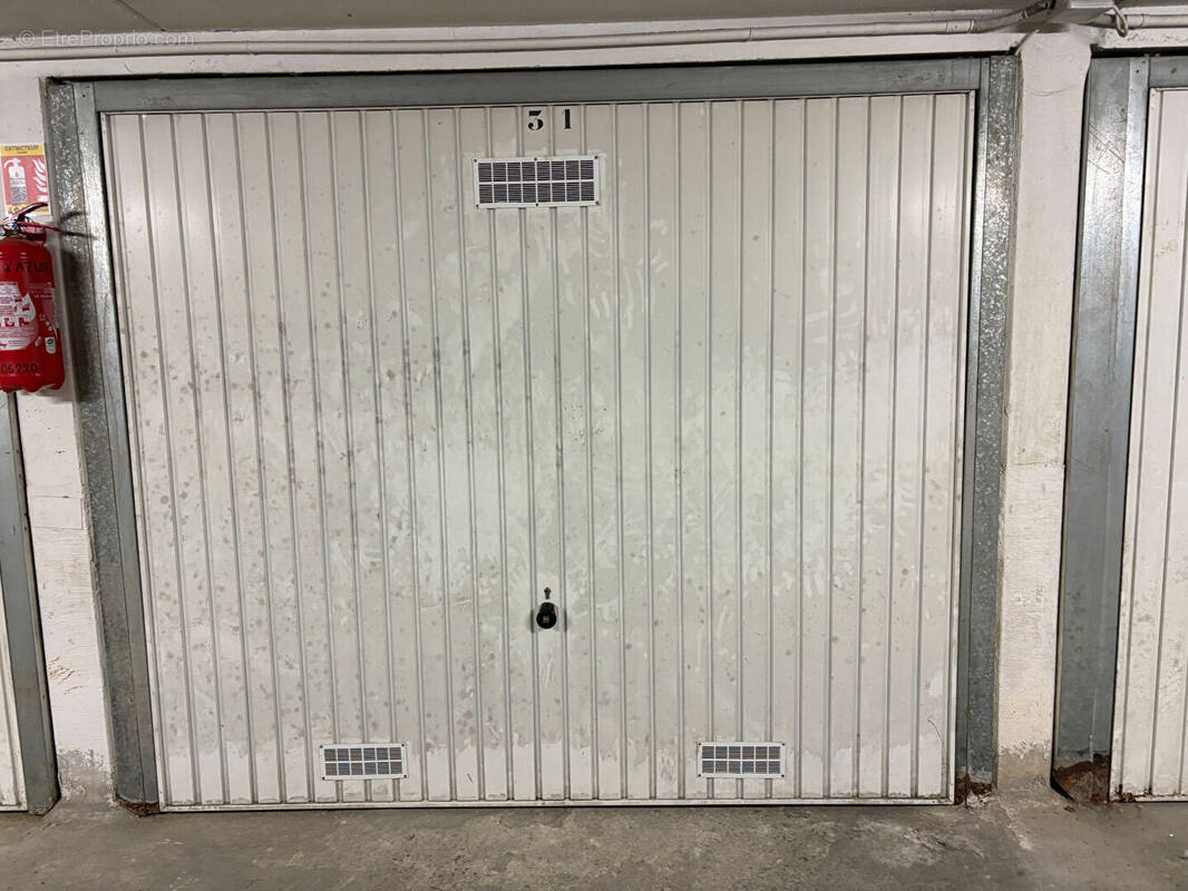 Parking à VALLAURIS