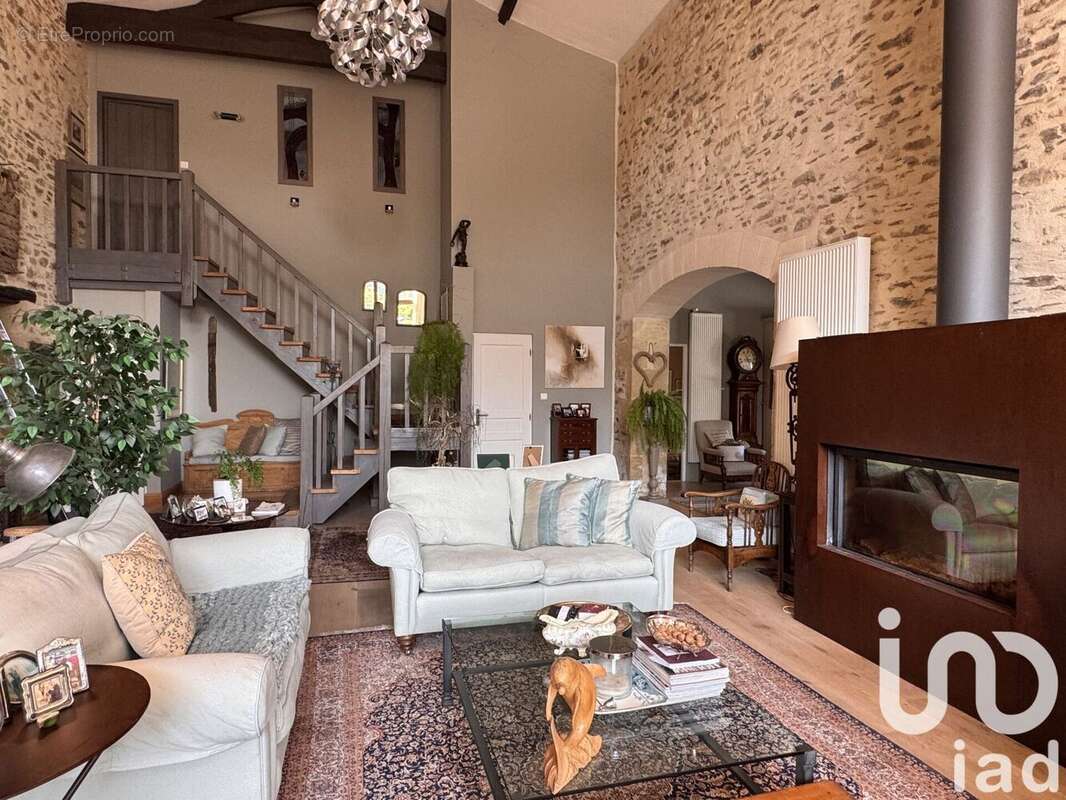 Maison 340 m² à Vouvant  - photo 7