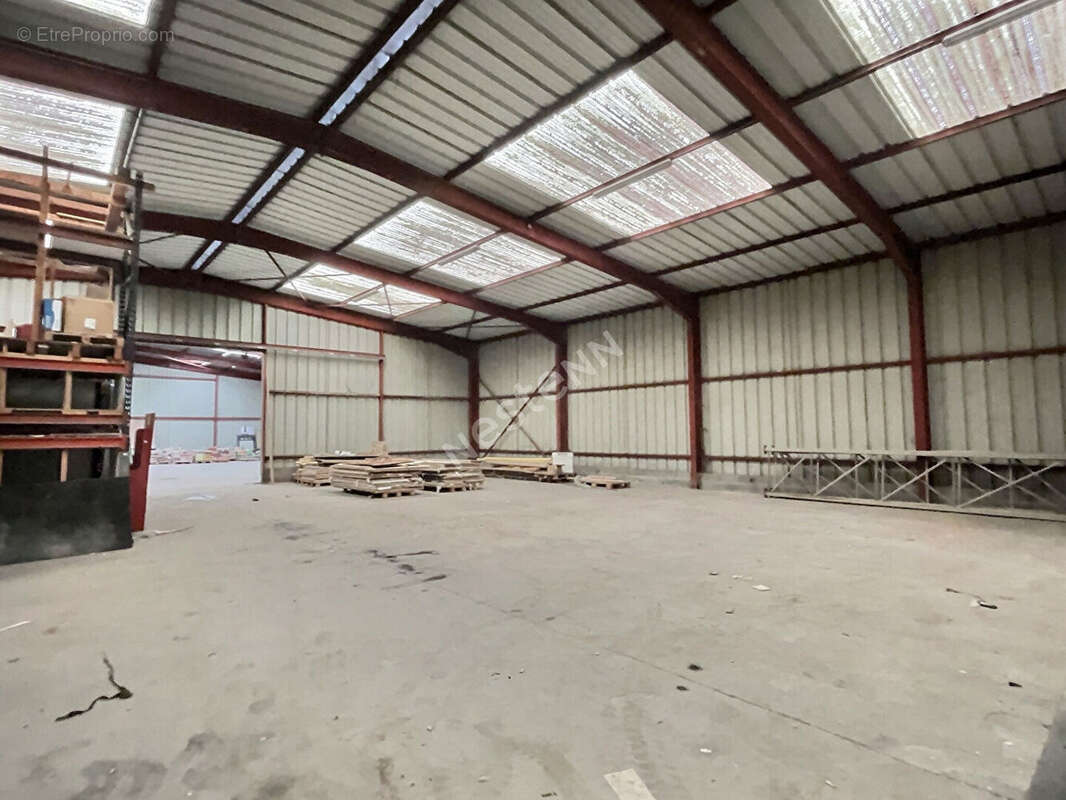 Entrepôt/local industriel 800 m² .Proche Zone Leclerc Betting - photo 2