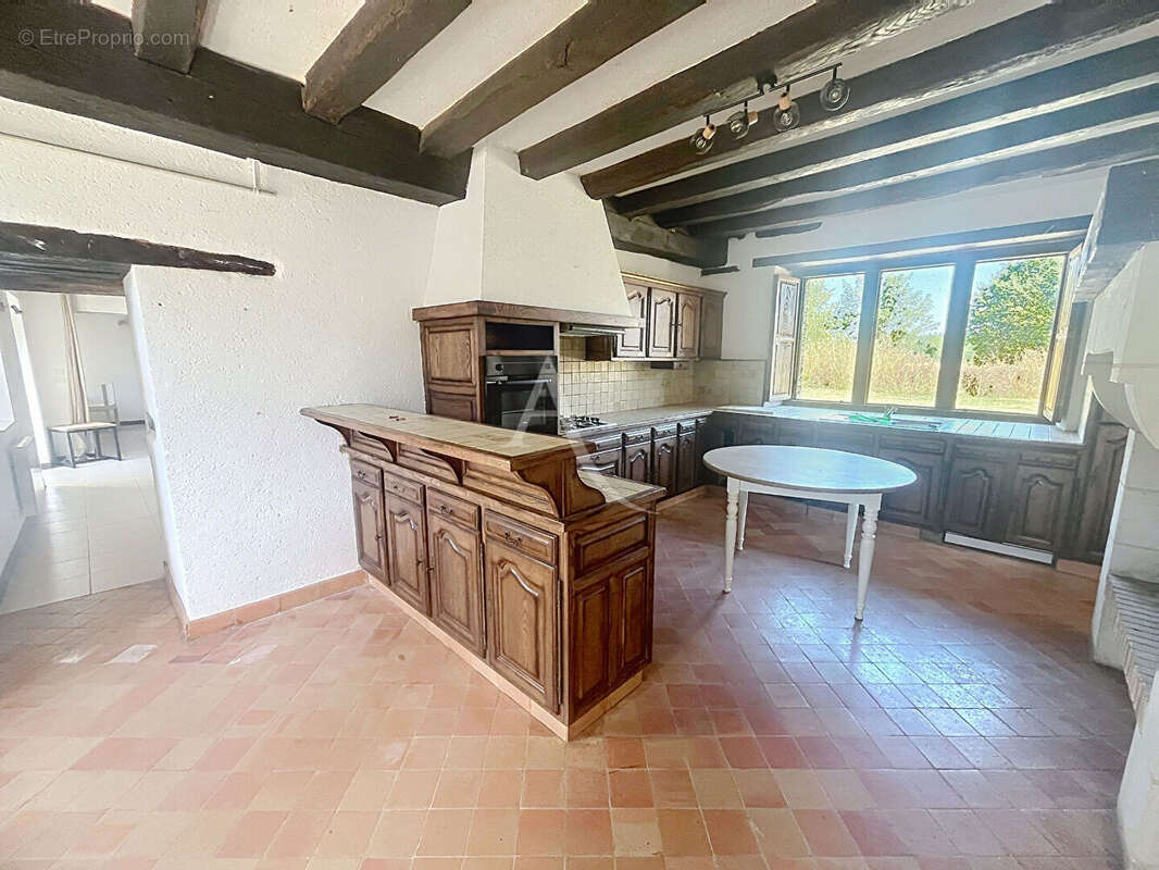 Une maison pleine de caractère, idéale pour les amoureux de la pierre et de la nature. - photo 5