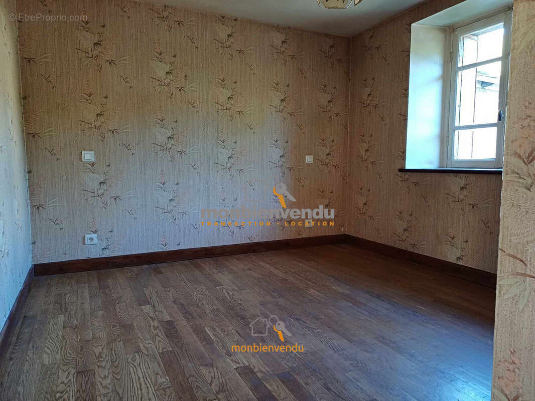 Maison à VIC-SUR-CERE