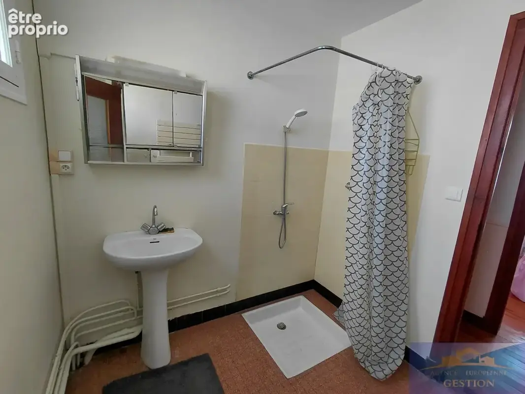 Maison mitoyenne élevée sur deux niveaux avec jardin et dépendances - photo 10