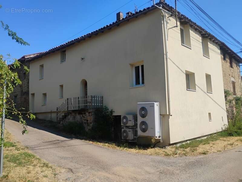 Coup de cœur : Charme, authenticité et potentiel  Maison mitoyenne 5 pièces SAINT PIERRE LE VIEUX (71) - photo 2