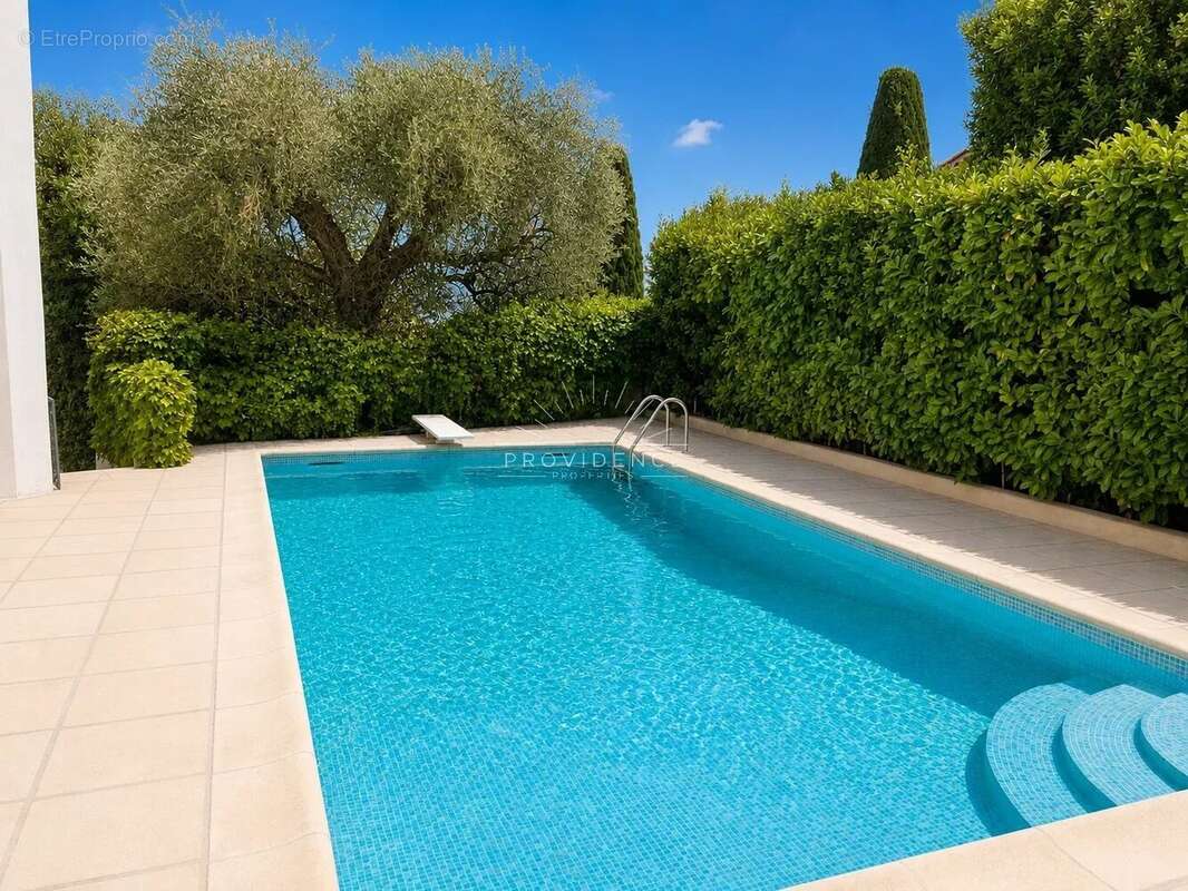 Le Cannet Europe - Villa 266 m², 5 chambres, piscine, jardin plat et vue mer - photo 3