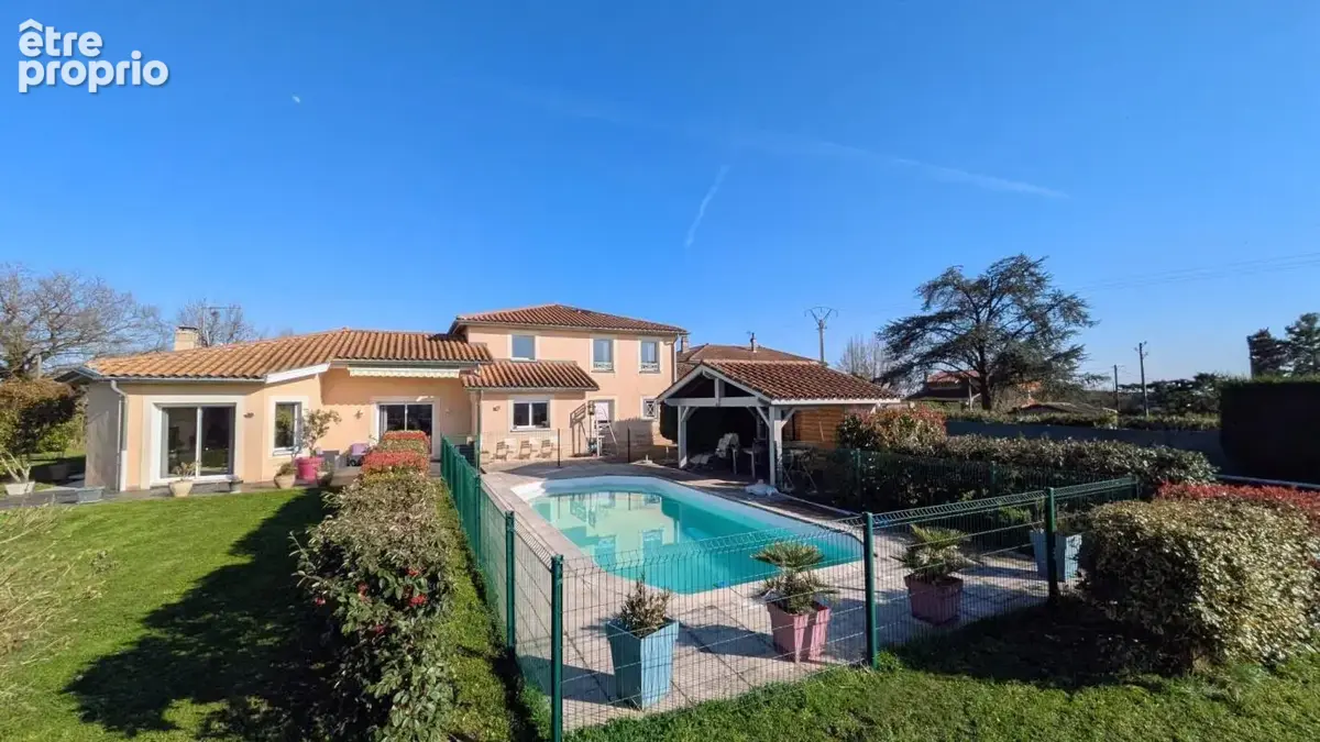 Villa familiale de 212m² - vue Monts du Lyonnais - calme absolu - piscine - grand terrain - photo 4