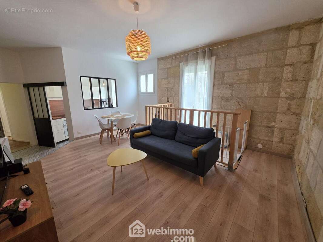 Une pièce de vie de 21 m² - Maison à BORDEAUX