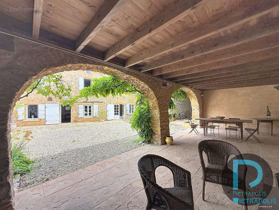 Maison 320 m² à Ville-Sur-Jarnioux  - photo 7