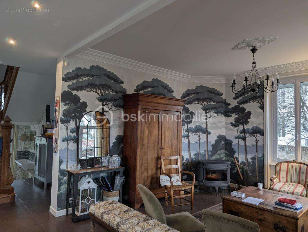 Maison à MONTROND-LES-BAINS